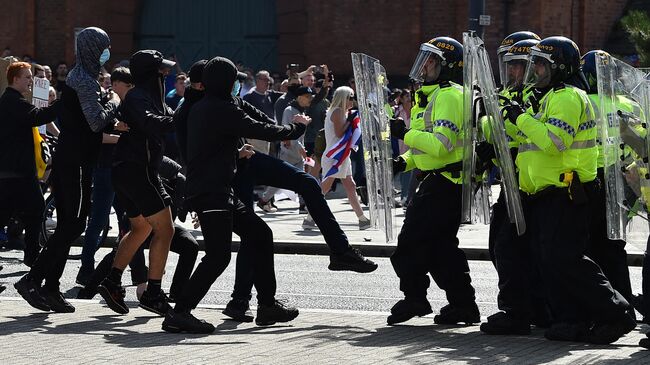 Полицейские во время столкновений с участниками акции протеста в Ливерпуле. 3 августа 2024