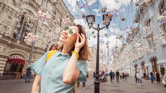 Девушка на прогулке в Москве 