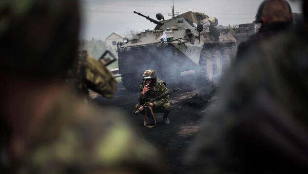 Украинские военнослужащие на блок-посту недалеко от Славянска