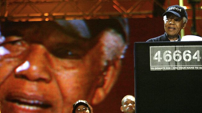 Нельсон Мандела зачитывает речь в поддержку своего благотворительного марафона по по борьбе со СПИДом. Архив