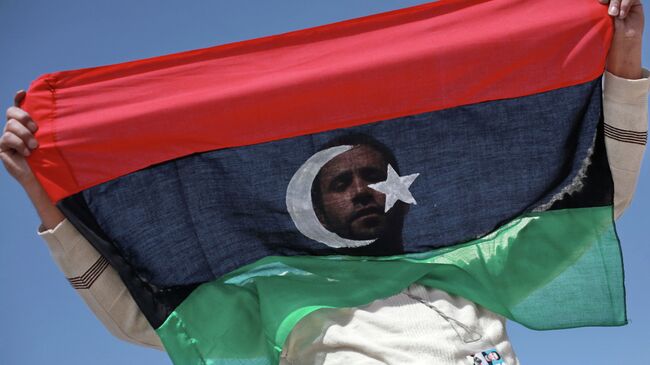 Житель Бенгази с флагом Ливии