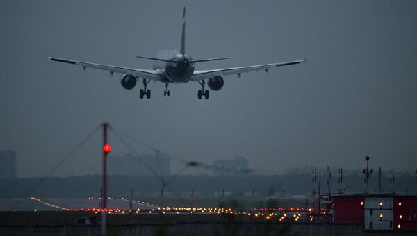 Самолет заходит на посадку в международном аэропорту. Архивное фото