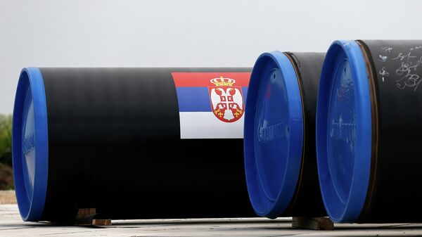 Сербский флаг на газовой трубе