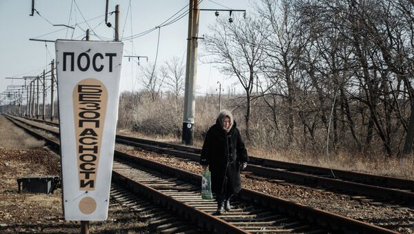 Женщина идет по железнодорожным путям недалеко от Дебальцево. Архивное фото