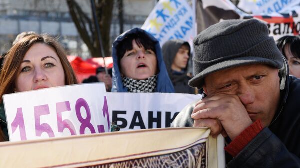 Участники митинга Финансовый майдан, проходящего у здания Верховной рады в Киеве