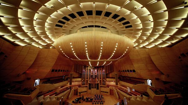Вид на сцену Светлановского зала Московского международного Дома музыки в Москве