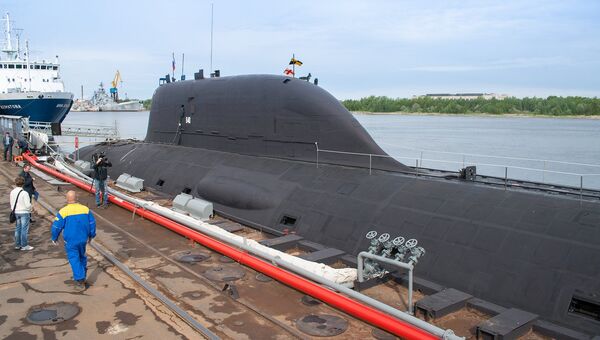 Первая многоцелевая атомная подводная лодка (АПЛ) проекта Ясень К-560 Северодвинск у причала оборонной судоверфи Севмаш в Северодвинске. Архивное фото