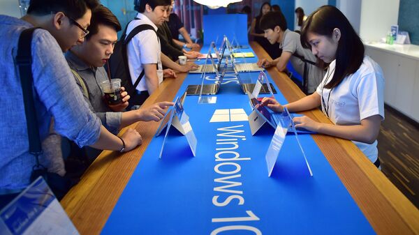 Пользователи тестируют операционную систему Windows 10 во время старта продаж в Сеуле