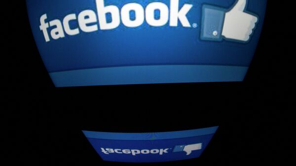 Логотип социальной сети Facebook на экране планшета