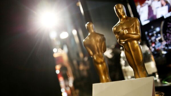 Статуэтки и конверт на репетиции перед церемонией вручения премии Оскар