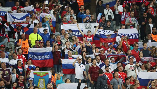 Российские болельщики во время матча группового этапа чемпионата Европы по футболу - 2016. Архивное фото