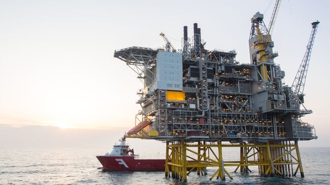 Нефтяная платформа и танкер в Северном море