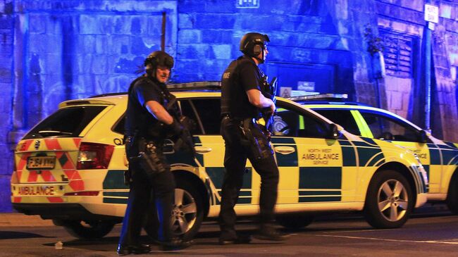 Полиция возле Манчестер-Арены, где прогремели взрывы, 23.05.17. Архивное фото