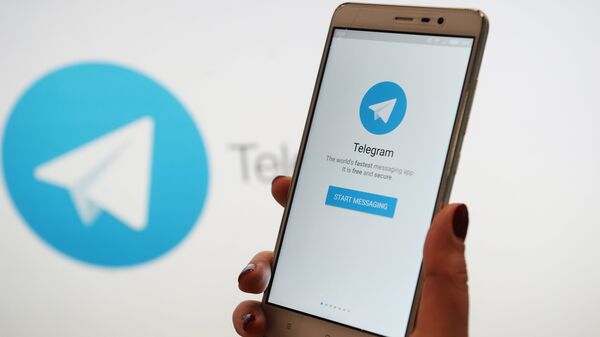 Мессенджер Telegram на экране телефона