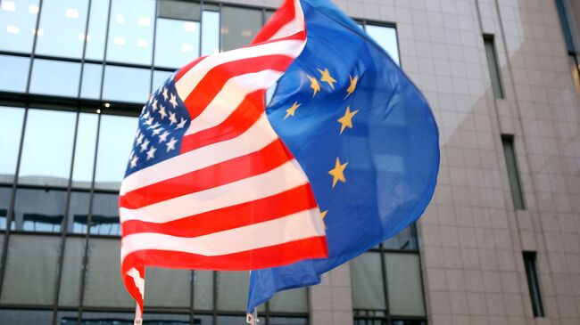 Флаги ЕС и США на здании Европейского парламента