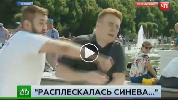 Мужчина ударил корреспондента НТВ во время прямого эфира. Стоп-кадр с видео