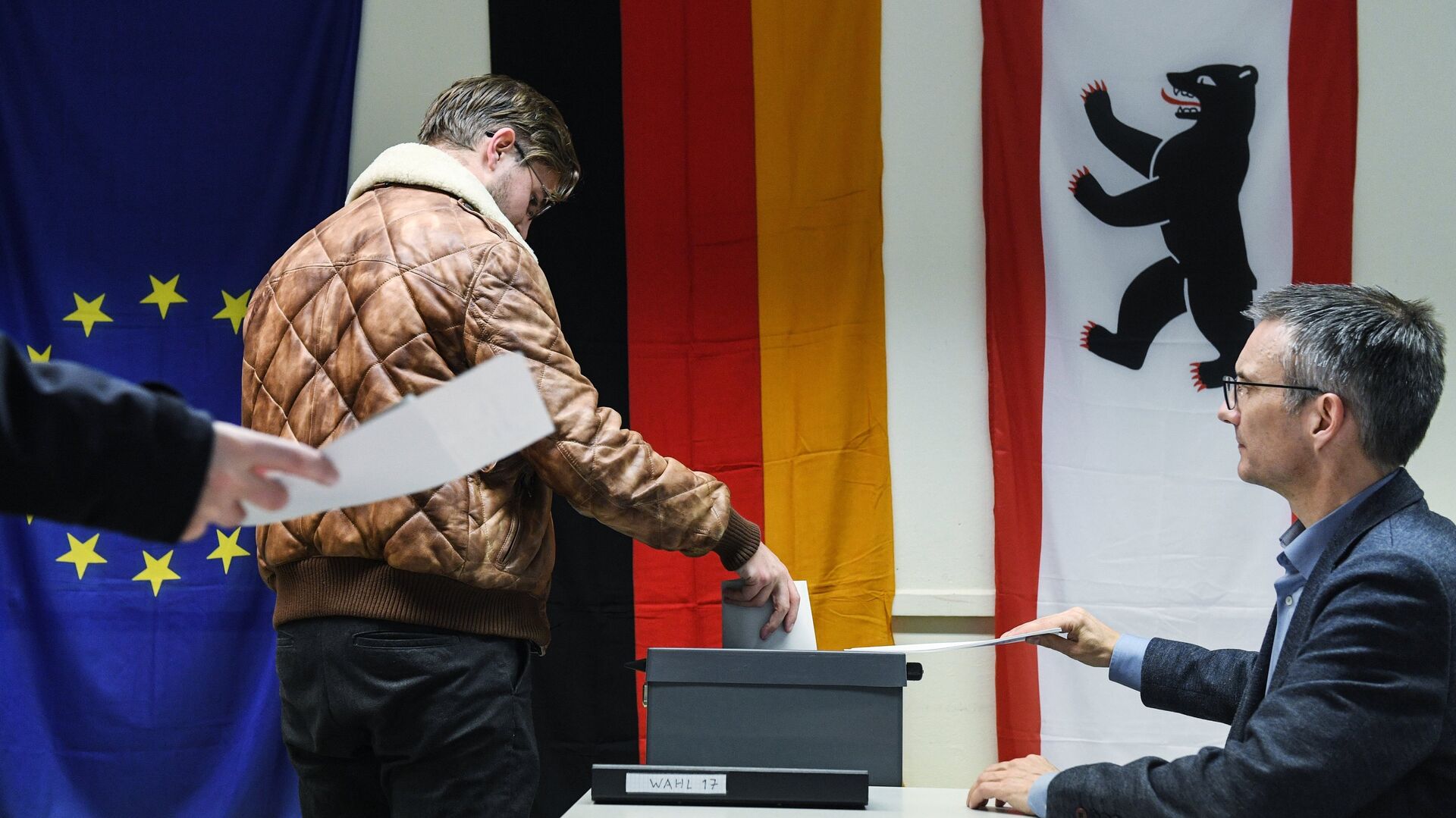 Избиратель голосует на участке в Берлине во время парламентских выборов. 24 сентября 2017 - РИА Новости, 1920, 26.09.2021