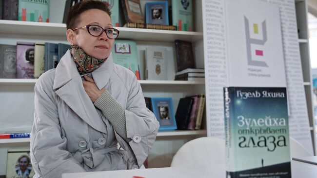 Писатель, сценарист Гузель Яхина на презентации книги Зулейха открывает глаза в рамках книжного фестиваля Красная площадь в Москве