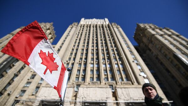 Флаг Канады на автомобиле у здания министерства иностранных дел РФ
