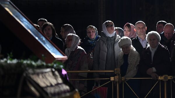 Прихожане во время богослужения в праздник Благовещения Пресвятой Богородицы в кафедральном соборном Храме Христа Спасителя в Москве