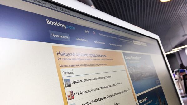 Сайт Booking.com на экране монитора