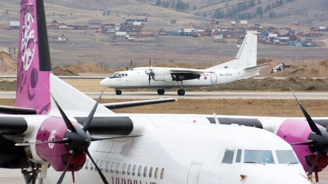 Самолет Ан-24 в аэропорту Байкал в Улан-Удэ