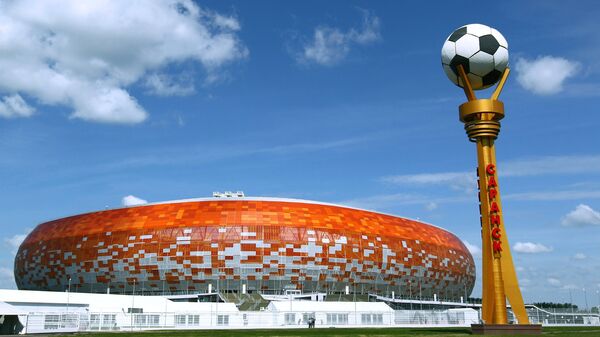 Стела с мячом возле стадиона Мордовия Арена в Саранске