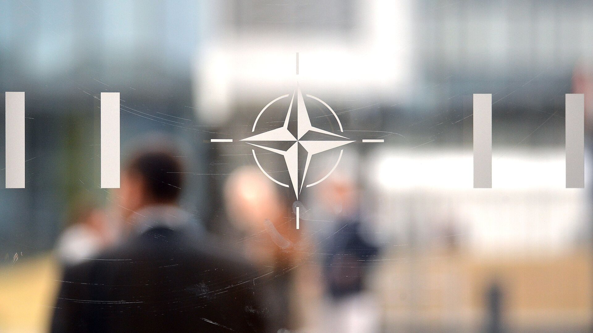Эмблема Организации Североатлантического договора (НАТО) в Брюсселе - РИА Новости, 1920, 30.11.2021