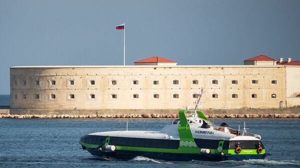 Скоростное морское пассажирское судно на подводных крыльях «Комета 120М» выполняет первый рейс по маршруту между Севастополем и Ялтой. На втором плане: Севастопольская крепость