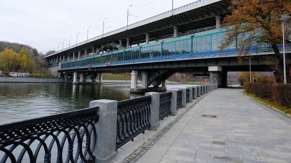 Лужнецкая набережная и мост Лужники в Москве