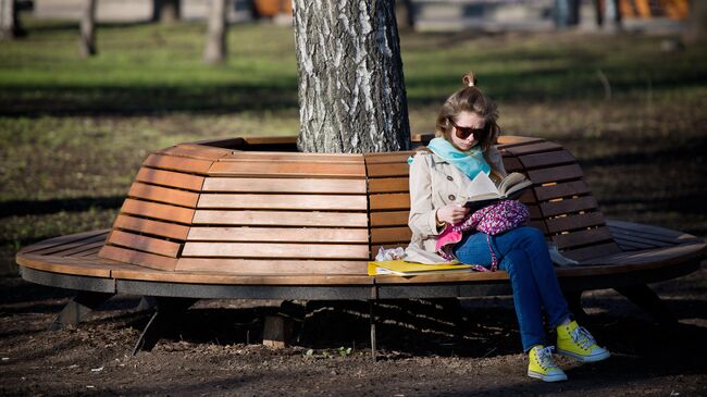 Девушка читает книгу в Центральном парке культуры и отдыха им. Горького