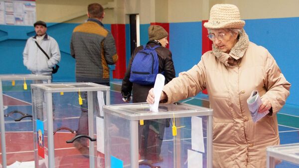 Жители Луганска во время голосования на одном из избирательных участков 