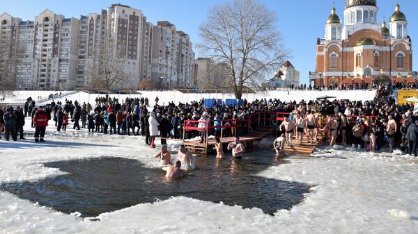 Участники крещенских купаний в проруби в Киеве. 19 января 2019
