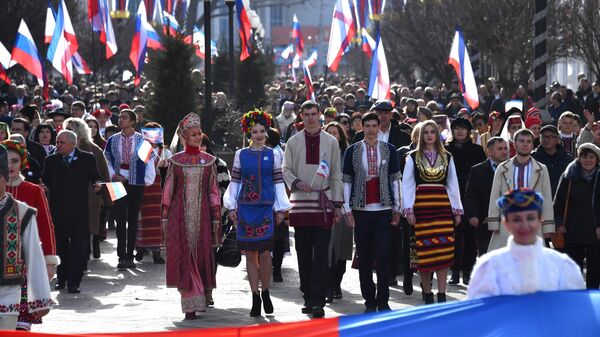 Праздничное шествие, посвященное годовщине Общекрымского референдума 2014 года и воссоединения Крыма с Россией, на одной из улиц в Симферополе