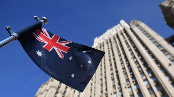 Государственный флаг Австралии у здания министерства иностранных дел РФ