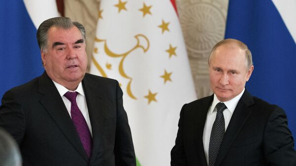 Президент РФ Владимир Путин и президент Таджикистана Эмомали Рахмон во время встречи. 17 апреля 2019