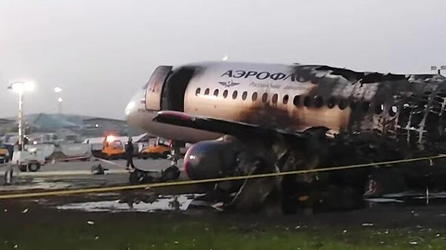 Обгоревший фюзеляж самолета компании Аэрофлот Sukhoi Superjet-100 на летном поле в аэропорту Шереметьево