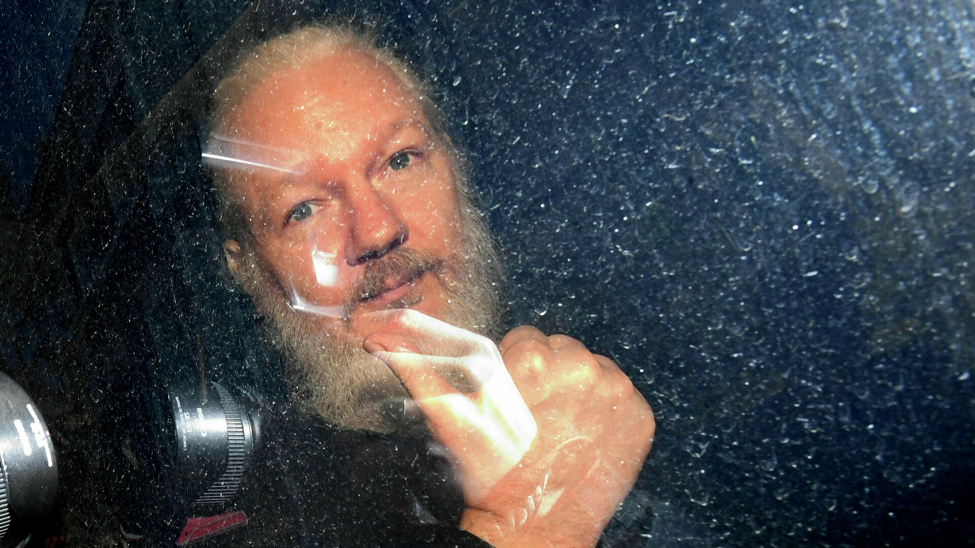 Основатель WikiLeaks Джулиан Ассанж в полицейском фургоне после задержания в Лондоне - РИА Новости, 1920, 26.03.2024
