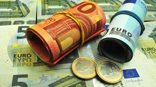 Банкноты и монеты евро различного достоинства