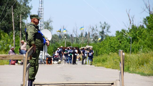 Военнослужащий ЛНР в районе пропускного пункта Станица Луганская