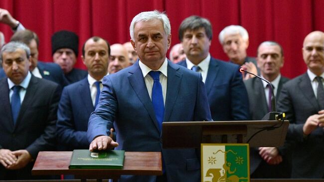 Избранный президент Абхазии Рауль Хаджимба приносит присягу во время церемонии инаугурации в Большом зале заседаний кабинета министров в Сухуме