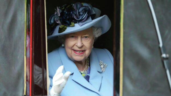 Королева Великобритании Елизавета II по дороге на скачки в Аскоте