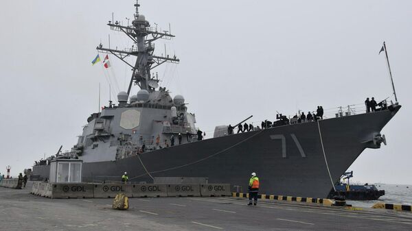 Американский ракетный эсминец USS Ross в порту Одессы