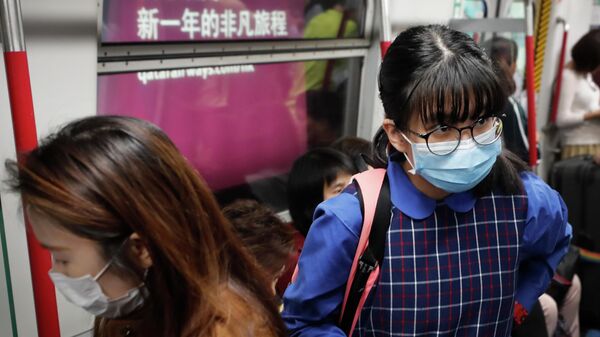 Жители Гонконга в защитных масках в вагоне поезда метро