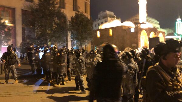 Полиция во время акции протеста в Бейруте