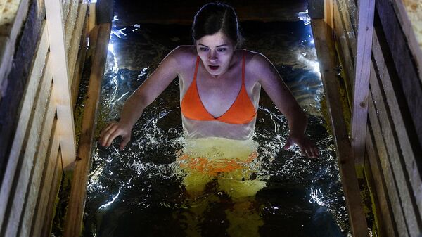 Девушка во время крещенских купаний в Строгинской пойме в Москве