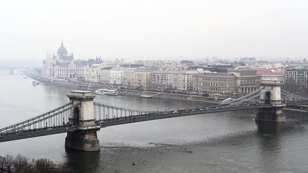 Вид на цепной мост Сечени и восточную часть города Пешт в Будапеште