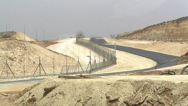 Разделительный барьер, который отделяет Израиль от Западного берега реки Иордан