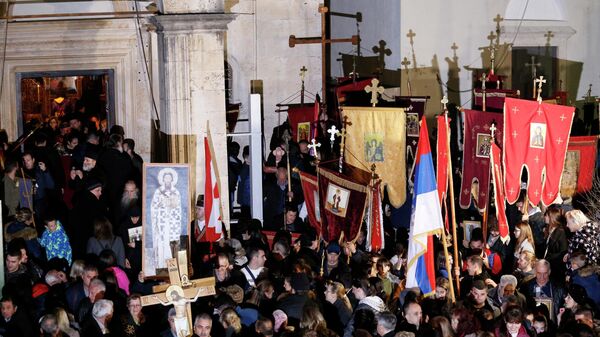Сбор участников мирного шествия в защиту Сербской православной церкви возле храма Воскресенья Христова в Подгорице