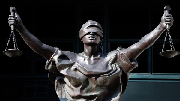 Статуя Фемиды у здания федерального суда в городе Александрия, штат Вирджиния, США